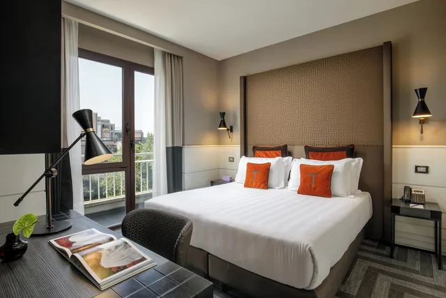 جناح جونيور، The Tribune Hotel 2/10