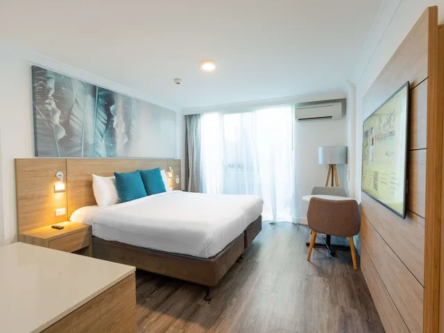 غرفة ديلوكس بسرير كينج بإطلالة على المسبح، Novotel Cairns Oasis Resort 2/10