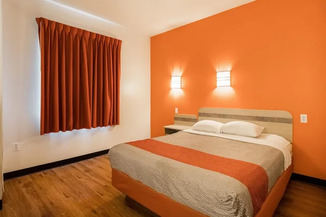 1 Queen Bed - Mobility Access Ri Shwr Nsmk, Motel6 Newport, TN 5/10