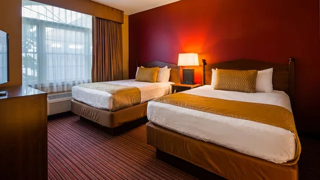 جناح بسريرين كوين مع أريكة بحوض جاكوزي بمطبخ، Best Western Plus Dutch Haus Inn And Suites 1/3