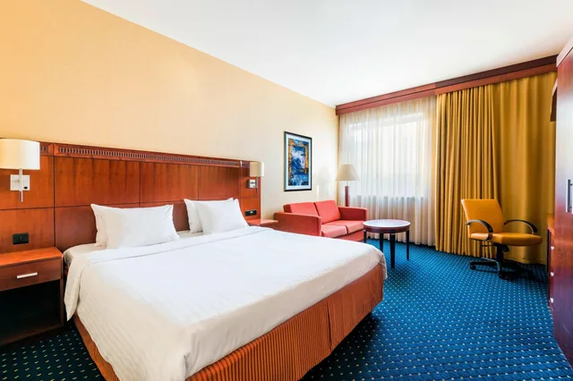 غرفة ديلوكس بسرير كينج مع أريكة، Courtyard By Marriott Prague City 2/5