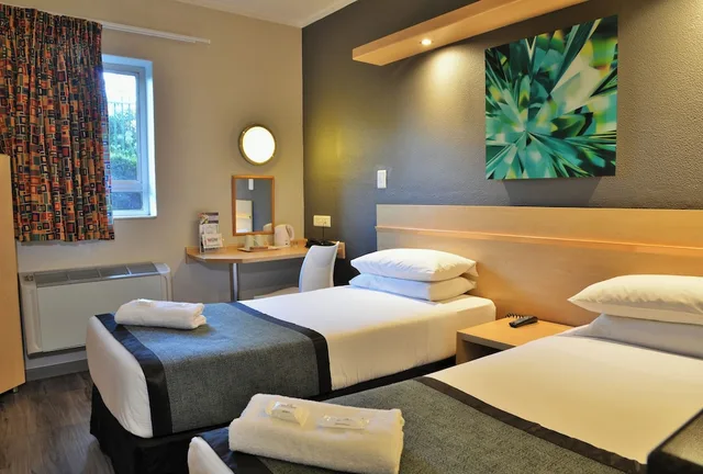 غرفة بسريرين منفصلين مع أريكة، Road Lodge Rivonia 1/3