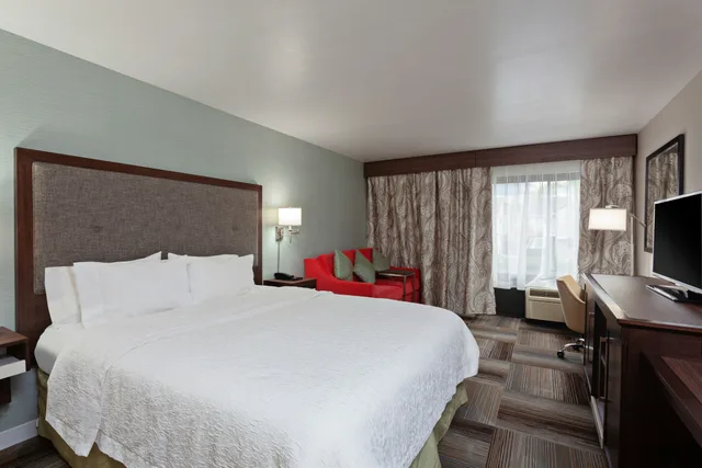 غرفة بسرير كينج مع أريكة، Hampton Inn Los Angeles/Arcadia/Pasadena 1/5