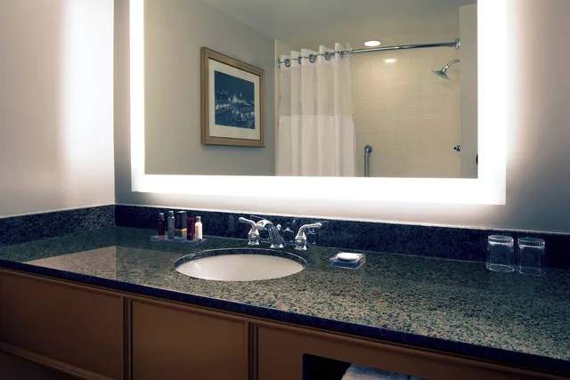 غرفة بسرير كوين لذوي الإعاقة، Kansas City Marriott Country Club Plaza 5/5