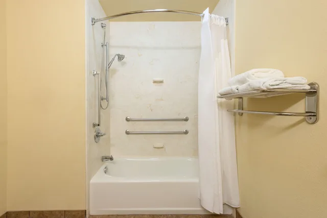 غرفة قياسية بسرير كينج لذوي الإعاقة، Holiday Inn Express & Suites Lexington Dtwn Area-Keenland 7/8