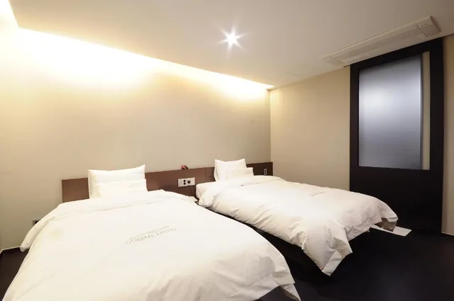 Deluxe, 1 Double and 1 Single Bed, No Parking، Queens Hotel 2/7