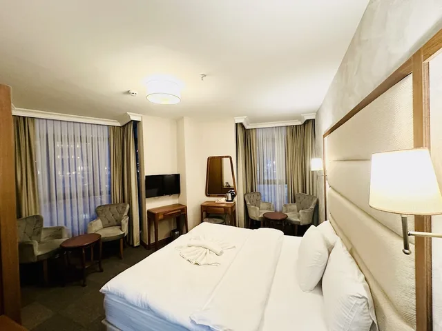 غرفة ديلوكس بسرير كينج وسرير كوين بإطلالة على المدينة، Istanbul Midpoint Hotel 7/10