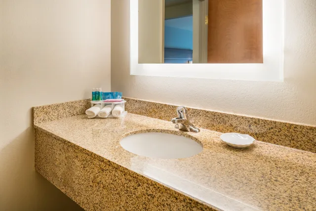 جناح بسريرين كوين مع أريكة، Holiday Inn Express & Suites Rocky Mount/Smith Mtn Lake 1/3