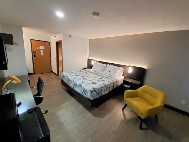 Deluxe, King Bed, Motel6 Kewanee, IL 1/10