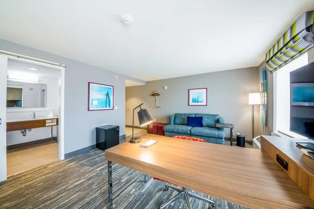 Studio, Suite, King Bed, Sofa, Hampton Inn Wichita Northwest 2/4