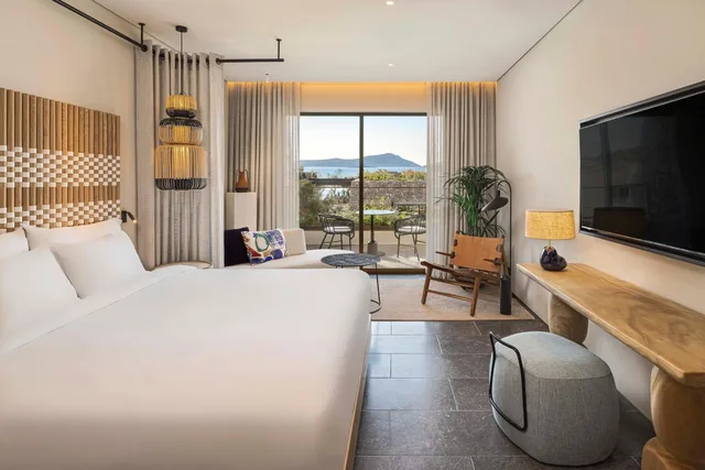 Bay, Guest Room, Deluxe, King Bed, Partial Sea View, Sofa، W Costa Navarino 1/4