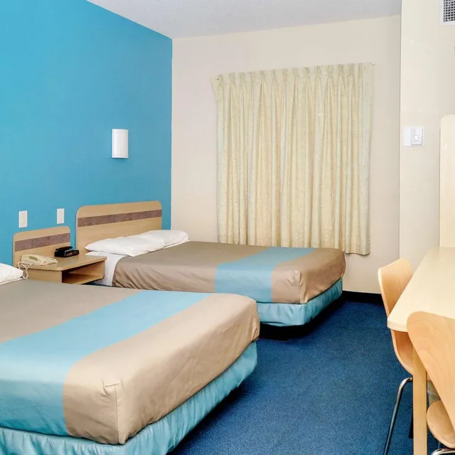 2 Full Beds - Non-Smoking، Motel6 Peterborough, ON 1/9