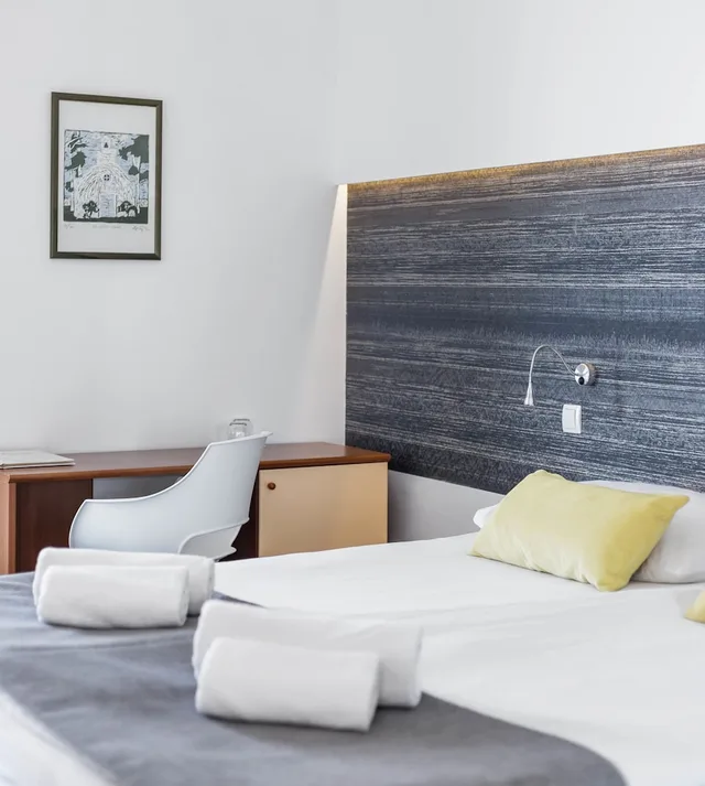 غرفة اقتصادية بثلاثة أسرّة بشرفة، Hotel Punta Vodice 6/10