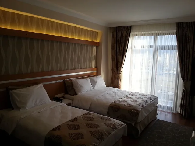 غرفة ثلاثية بسرير مزدوج وسرير فردي، GEVHER HOTEL 1/3