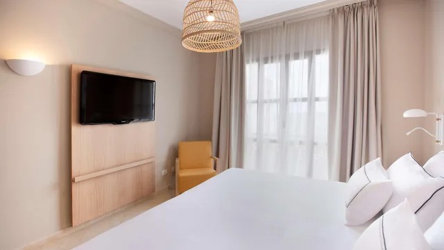 جناح، Melia Villaitana 10/10