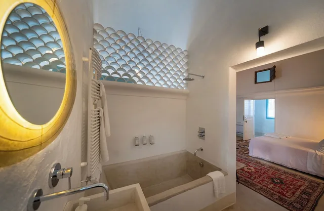 جناح جونيور بسرير كوين بإطلالة على الحديقة مع دخول صالة النادي، Masseria Palombara 4/4