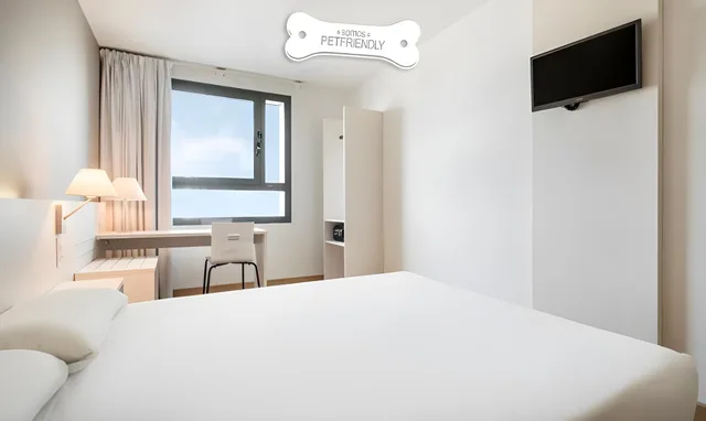 غرفة بسرير مزدوج أو سريرين منفصلين يُسمح فيها بالحيوانات الأليفة، Ilunion Valencia 3 Hotel 1/2