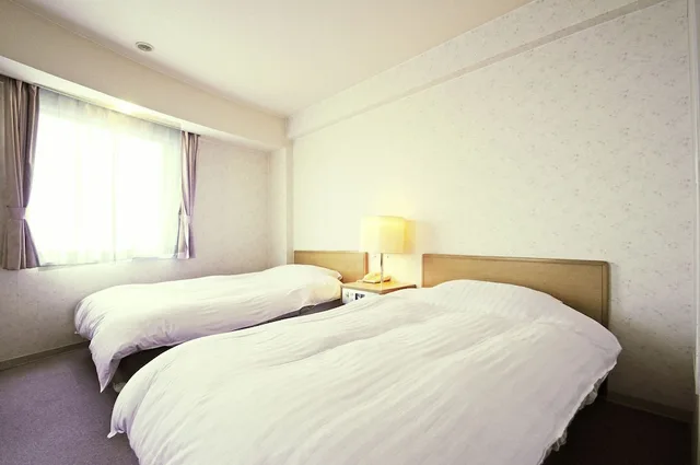 غرفة بسريرين منفصلين بإطلالة على البحر، Hotel Saharin 1/2