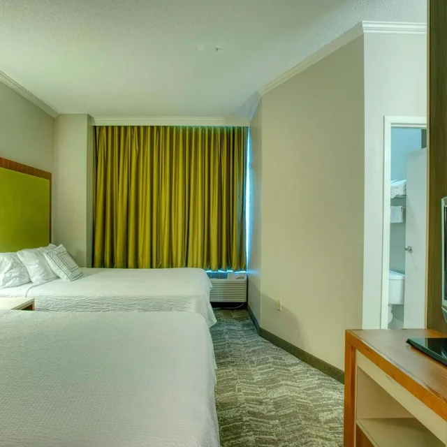 جناح بسرير كوين بغرفة نوم واحدة مع أريكة، Springhill Suites Lawrence Downtown 1/3