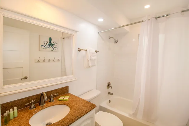 2 Bedrooms, Family Suite, Luxury, 1 King and 2 Queen Beds, Beach Front, Sofa، Anna Maria Island Inn 7/8