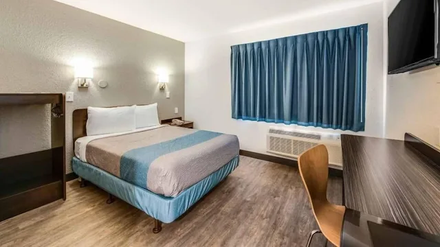 غرفة ديلوكس مفردة بسرير مزدوج لذوي الإعاقة، Motel6 Fort Wayne, IN 2/10