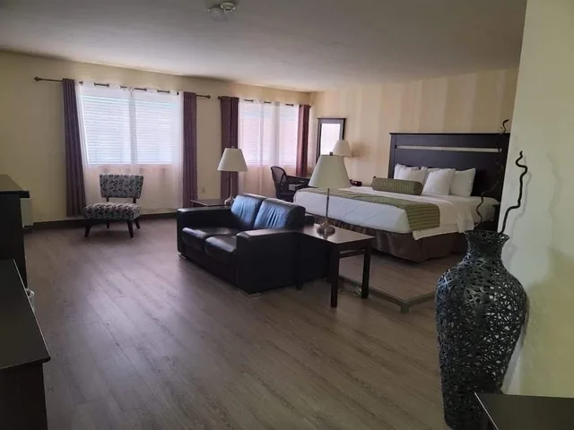 غرفة قياسية بسرير كينج، Quality Inn & Conference Center Pembroke - Ontario 4/8
