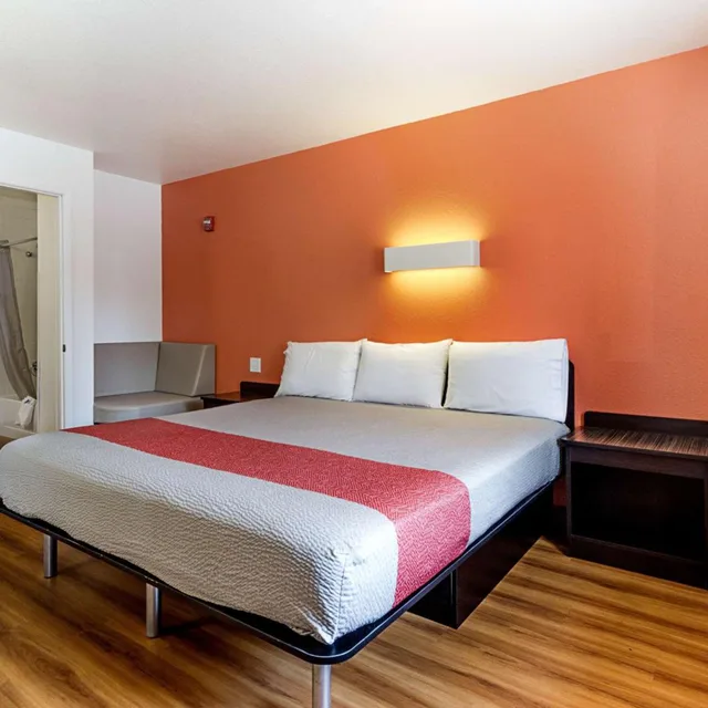 غرفة بسرير كينج لذوي الإعاقة، Motel6 Fresno, CA 5/10