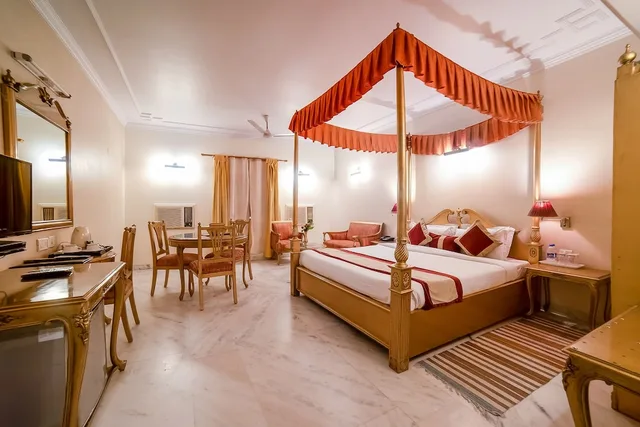 غرفة ديلوكس بسرير كينج، L M B Hotel 2/3