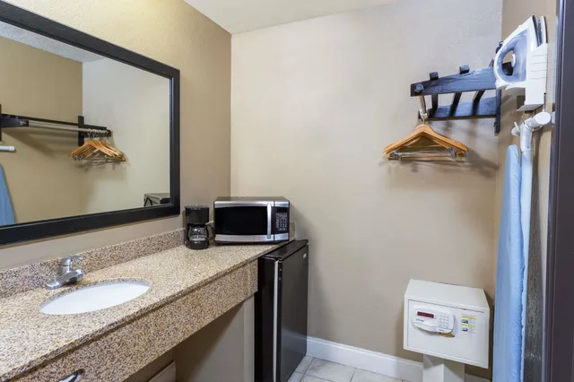 غرفة قياسية بسريرين كوين للمدخنين، Howard Johnson by Wyndham National City/San Diego South 2/2