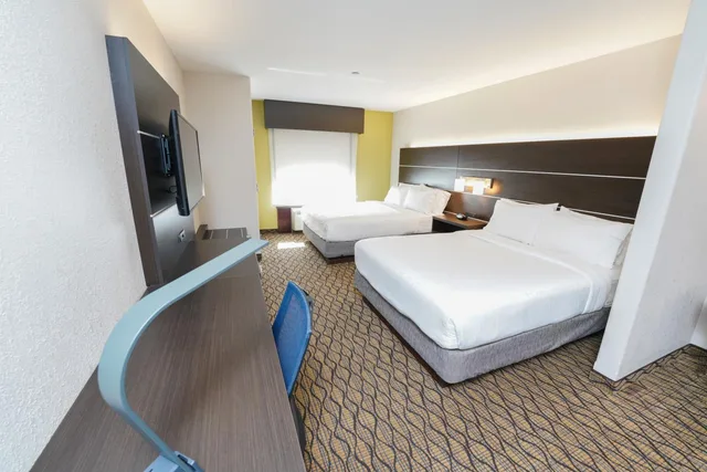 غرفة قياسية بسريرين كوين مع أريكة لذوي الإعاقة، Holiday Inn Express Hotel And Suites Springfield Medical District 4/10