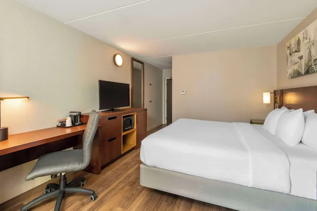Room, Queen Bed, Ground Floor, Accessible, Comfort Inn Sault Ste Marie ON 1/4