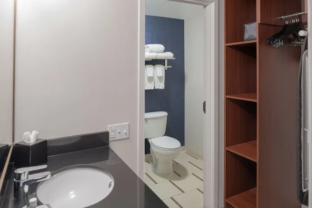 غرفة بسرير كينج لذوي الإعاقة، Fairfield Inn Boston Tewksbury Andover 2/4