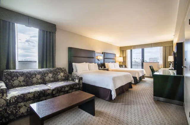 غرفة قياسية بسرير كينج وسريرين كوين بشرفة، Holiday Inn Vancouver Centre 6/10