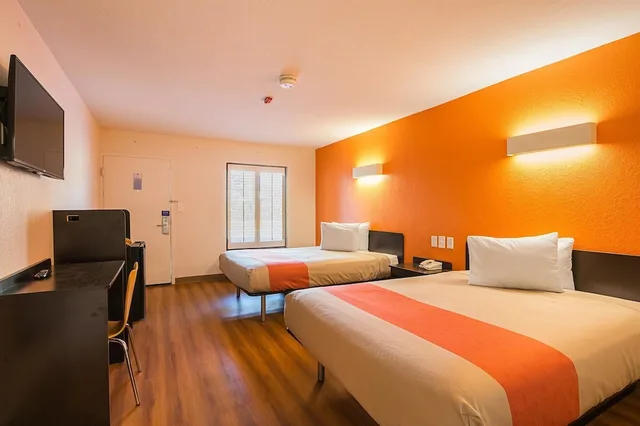غرفة بريميوم بسريرين كوين، Motel6 Savannah, GA - Midtown 2/7
