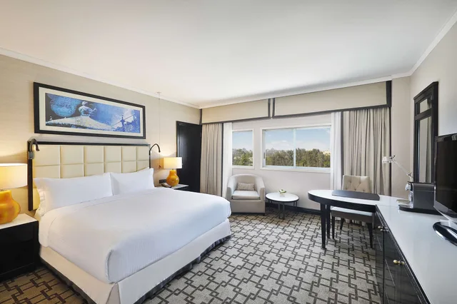 غرفة بسرير كينج بإطلالة على المسبح، Hilton Cairo Heliopolis 4/15