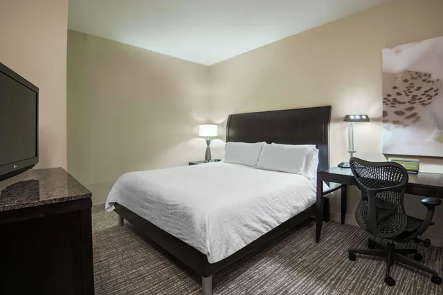 جناح ديلوكس بسرير كينج بغرفة نوم واحدة مع أريكة، Hilton Garden Inn West Palm Beach Airport 1/2
