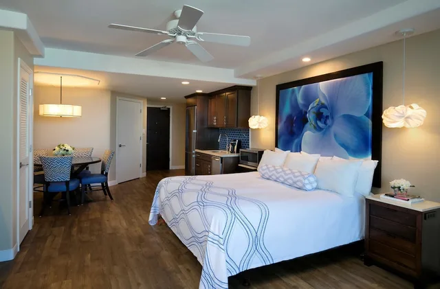 Standard, King Bed, with View, Palm Tower, High Floor, Accessible، Lido Beach Resort 1/3