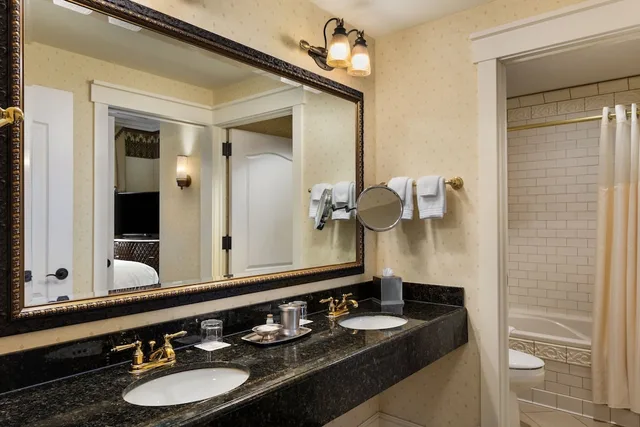 جناح بسرير كينج مع أريكة، The Depot Renaissance Minneapolis Hotel 4/8