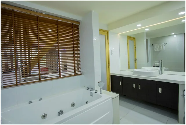 Ripple Beach Inn، Male 50/50