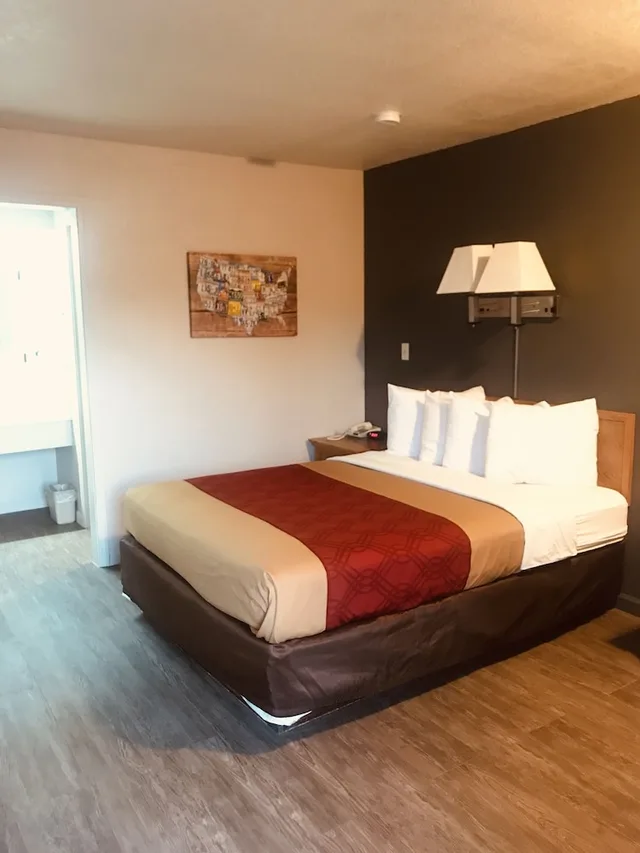 غرفة قياسية بسرير كوين، Econo Lodge University 1/7