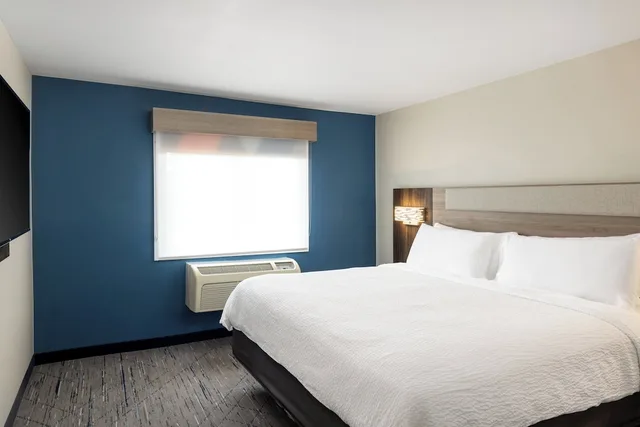 جناح بسرير كينج وسرير كوين بغرفتي نوم مع أريكة، Holiday Inn Express Portland South - Lake Oswego 3/8