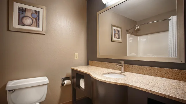 غرفة تنفيذية كبيرة بسرير كينج، BEST WESTERN NATCHITOCHES INN 3/4