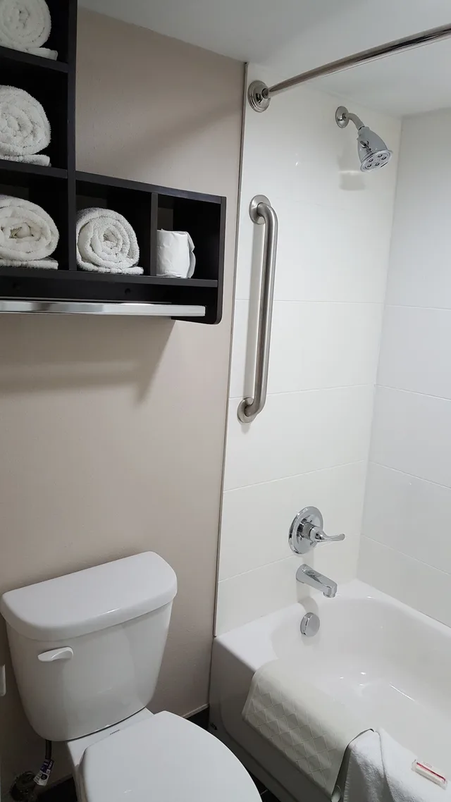 غرفة بسرير كينج مع أريكة لذوي الإعاقة، Baymont By Wyndham Clarksville 7/7