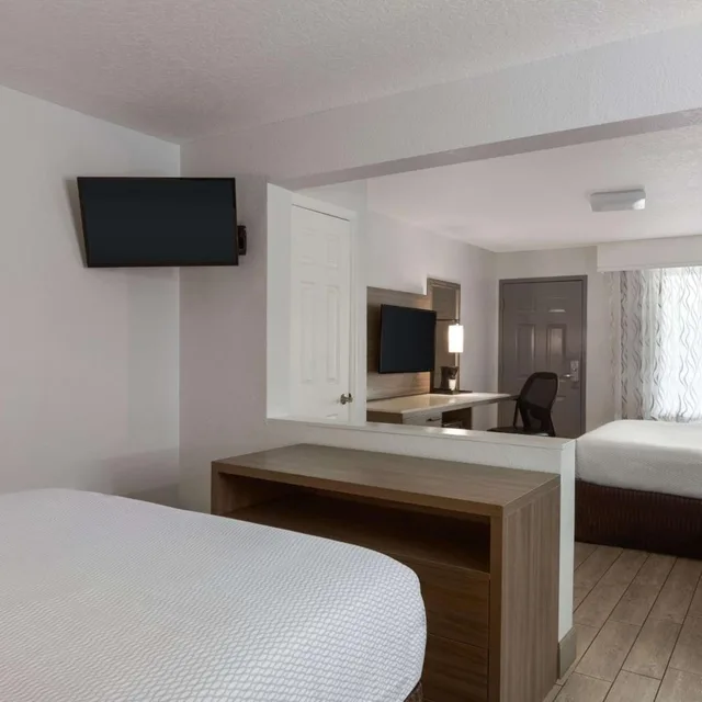 Split, Suite, Queen Bed, Partial Split View, City View، La Quinta Inn & Suites by Wyndham Oceanfront Daytona Beach 7/10