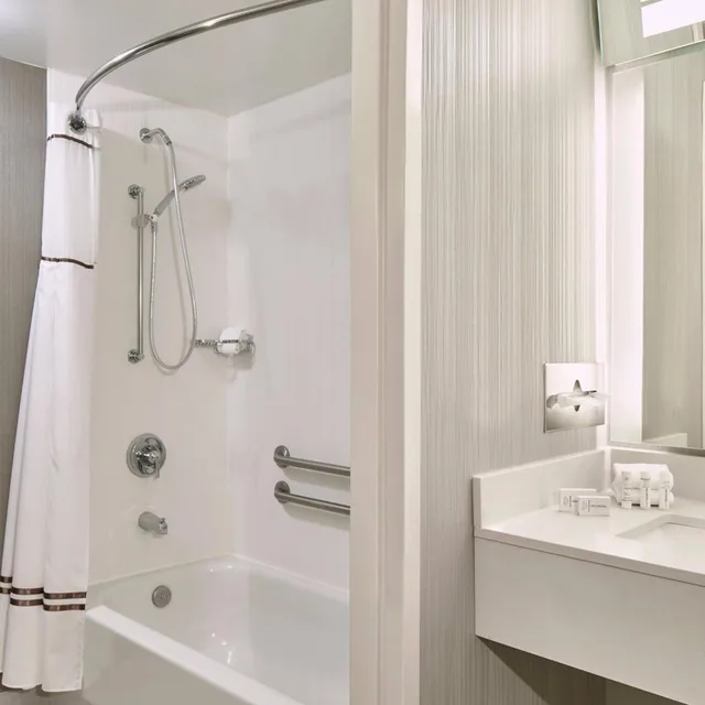 غرفة بسرير كينج بحوض استحمام لذوي الإعاقة، Courtyard Portland Downtown - Convention Center 2/2