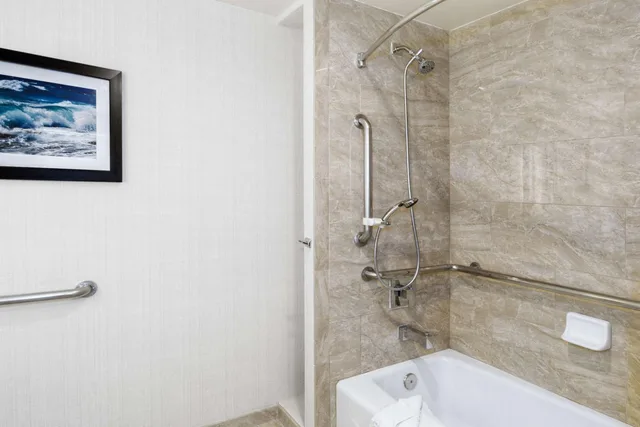 غرفة بسرير كينج بحوض استحمام لذوي الإعاقة، Best Western Plus Carpinteria Inn 9/10