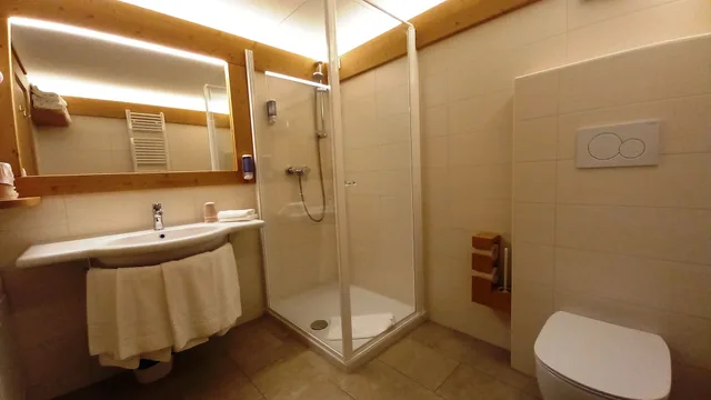 جناح بسريرين كوين وسريرين منفصلين بإطلالة على الجبل بغرفتي نوم، Hotel Monte Bondone 2/2