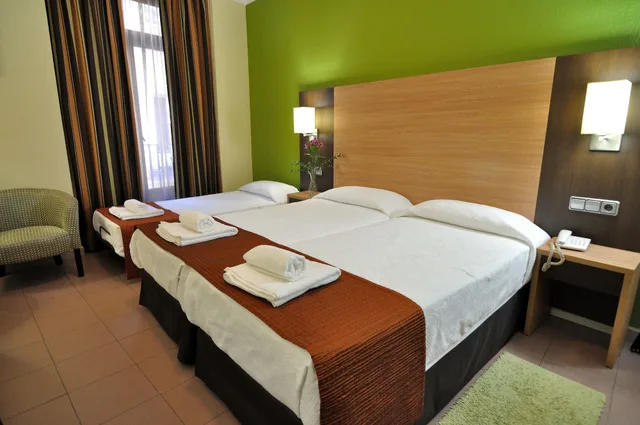 غرفة عائلية ثلاثية بثلاثة أسرّة، Hostal Ballesta 3/9