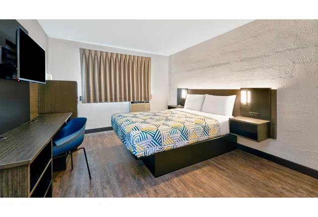 1 King Bed - Non-Smoking, Motel6 Cedar Rapids, IA - Airport 1/3