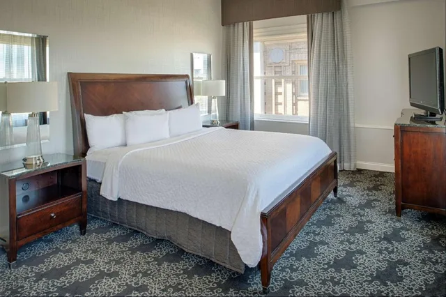 استوديو بسرير كينج مع أريكة لذوي الإعاقة، Embassy Suites By Hilton Portland Downtown 1/2